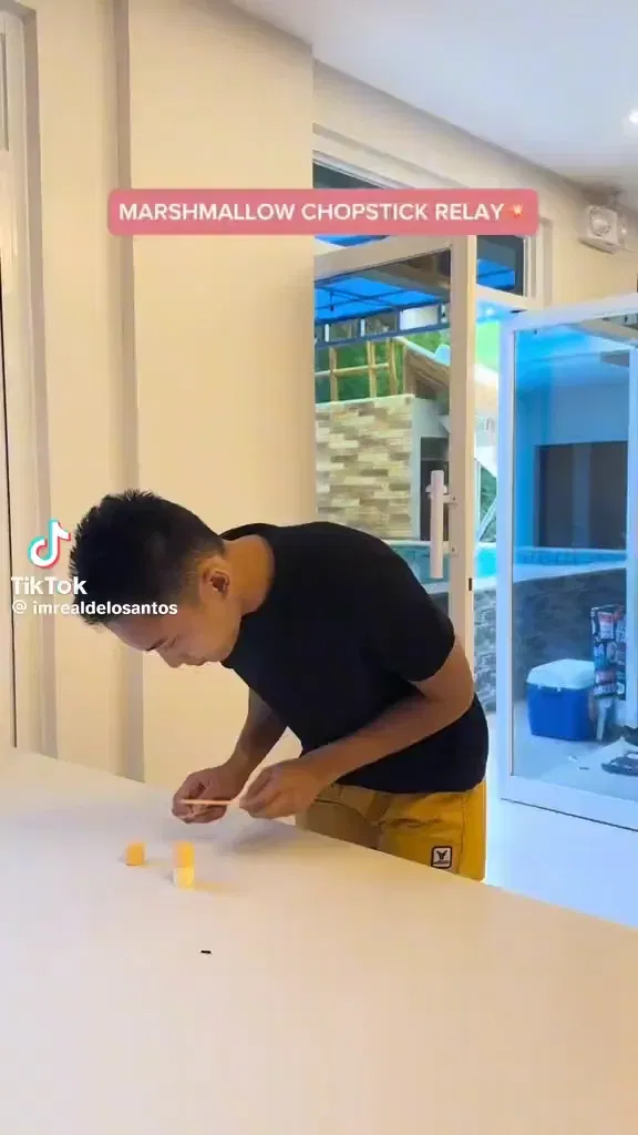 Bacchette e pezzi di cibo